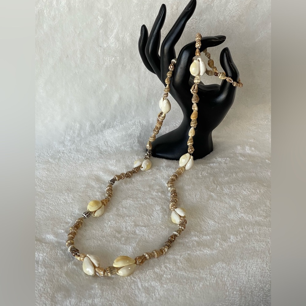 Vintage 70’s Cowrie Shell lei necklace handmade Hawaiian beautiful boho